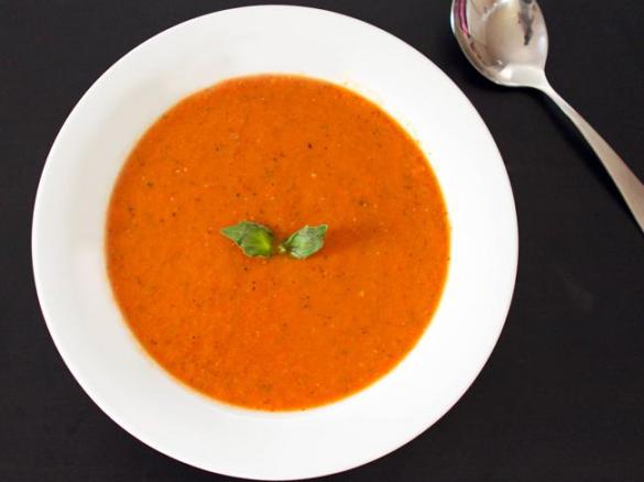 Rajčatová polévka s bazalkou a skořicí