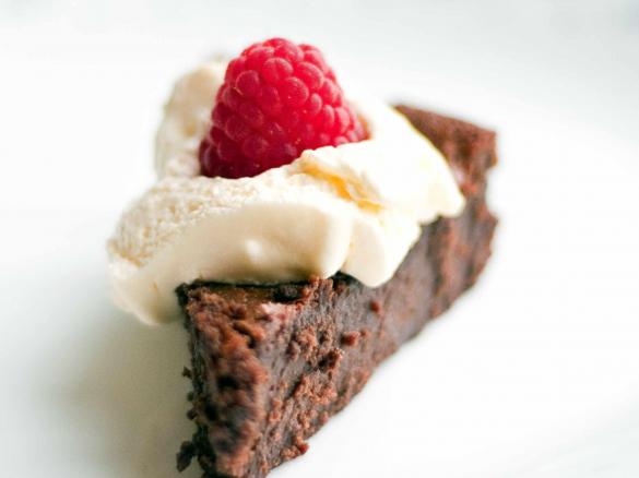 Čokoládový koláč bez lepku se šlehačkou a mascarpone