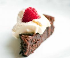 Čokoládový koláč bez lepku se šlehačkou a mascarpone