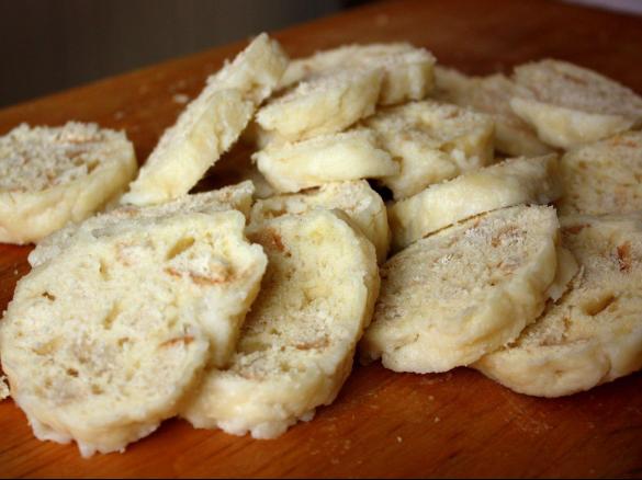 Kynutý houskový knedlík s ovesnými vločkami