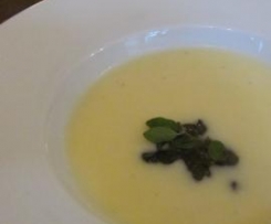 Bramborový krém s restovanými hříbky