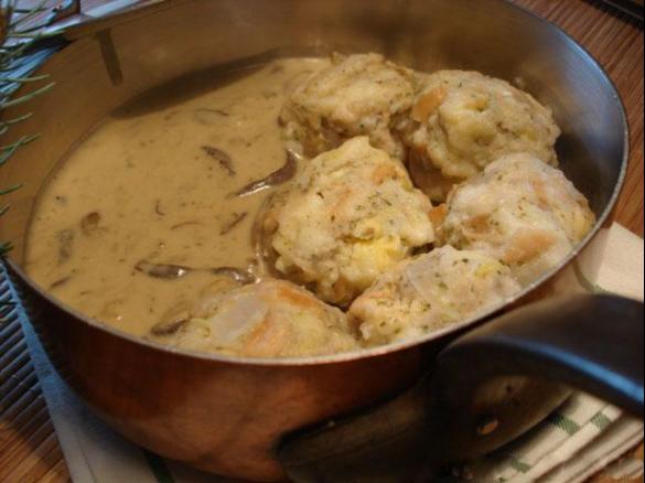 Variace knedlíků s houbovou omáčkou