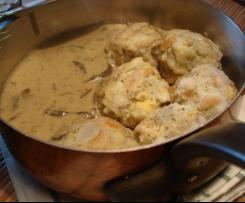 Variace knedlíků s houbovou omáčkou