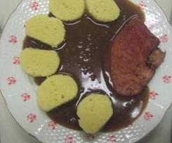 Švestková omáčka, uzené a bramborový knedlík