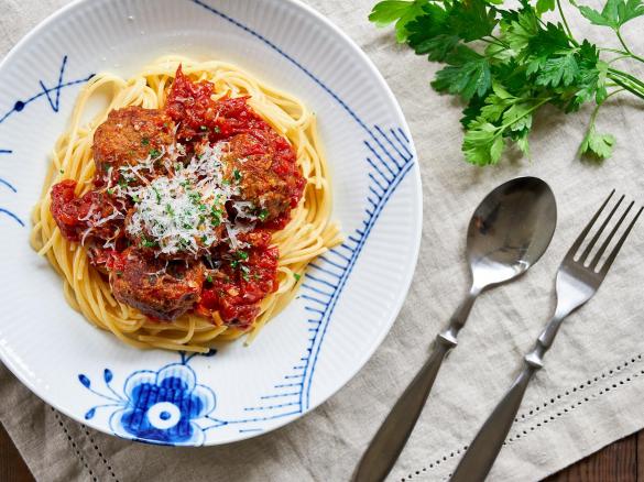 Rajská omáčka s masovými kuličkami a těstovinami
