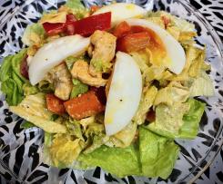 Kuřecí salát s restovanou mrkví a vejcem