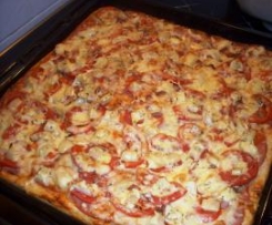 Neapolská pizza s rajčaty a parmezánem