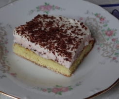 Piškot s pudinkovým krémem a šlehačkou