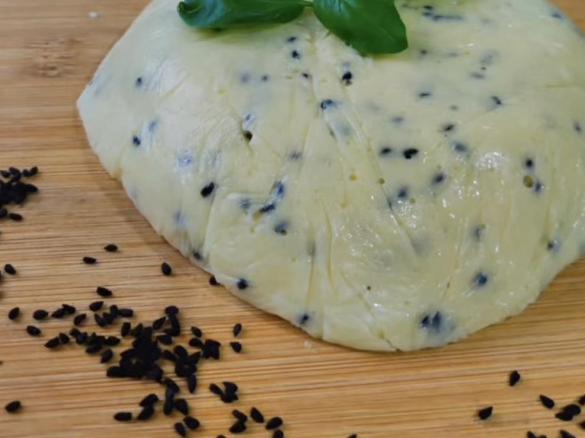 Domácí sýr s černuchou a pískavicí