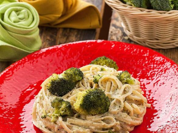 Linguine s ořechovým pestem a brokolicí