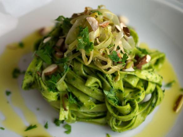 Zelené nudle s kari čočkou