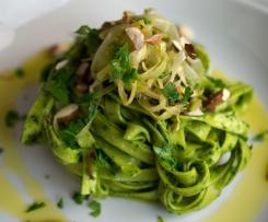 Zelené nudle s kari čočkou