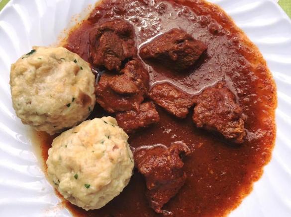 Poctivý vepřový guláš s knedlíkem