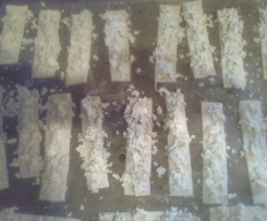 Tyčky z listového těsta sypané nivou.