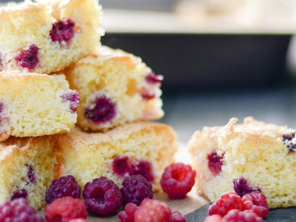 Třený ovocný koláč