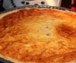 Slaný koláč s bešamelem a slaninou