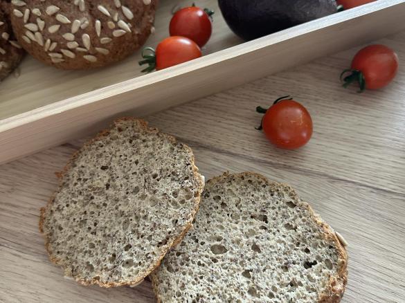 Chléb nebo housky ze zrníček (bezlepkové pečivo, LC)