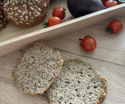 Chléb nebo housky ze zrníček (bezlepkové pečivo, LC)