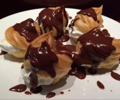 Profiterolky s horkou čokoládou