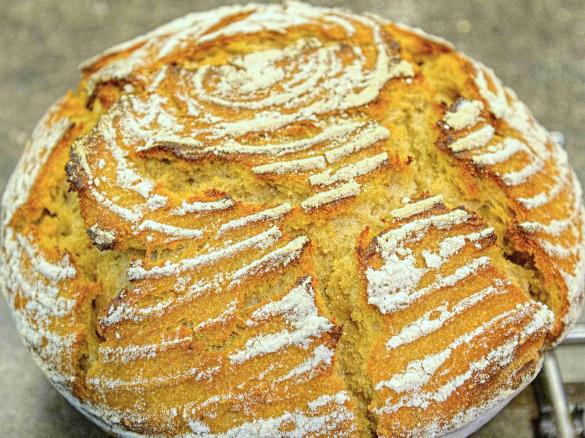 Kváskový, celozrnný, pšenično žitný chléb (vegan)