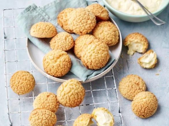 Větrníčky „choux“ s limetkovou ganache