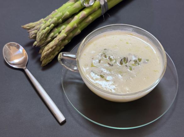 Chřestové cappuccino s křenovou pěnou