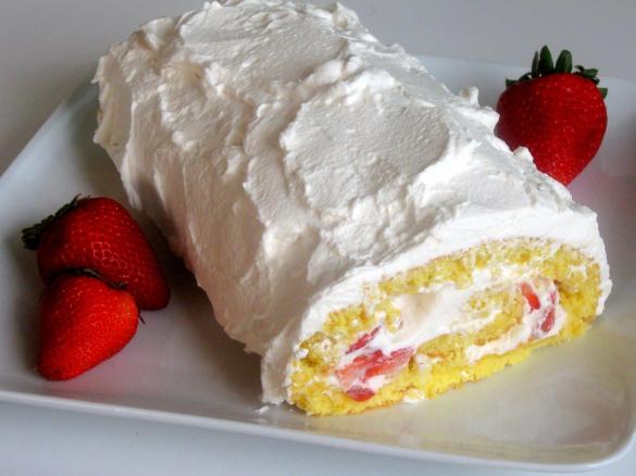 Piškotová roláda se šlehačkou a jahodami