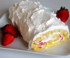 Piškotová roláda se šlehačkou a jahodami