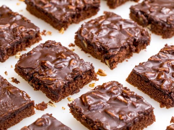 Vláčná jablečná buchta s ořechy a pudinkovou polevou