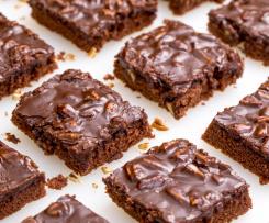 Vláčná jablečná buchta s ořechy a pudinkovou polevou