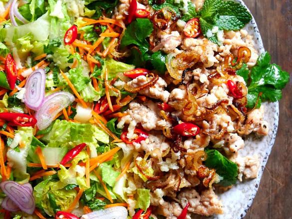 Laab gai, thajský kuřecí salát