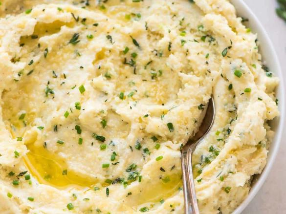 Šťouchané nové brambory s pažitkou