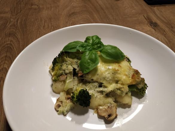 Zapečené noky s brokolicí, žampiony a modrým sýrem