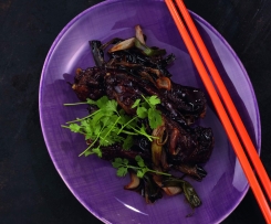 Dušená žebírka se zelenou cibulkou