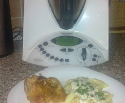 Pečené kuřátko s těstovinami a nivovou omáčkou