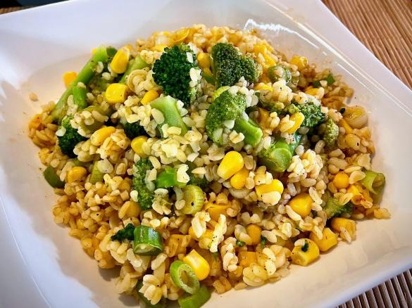 Vlažný salát s bulgurem a brokolicí