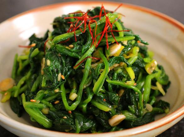 Listový čerstvý špenát nebo kopřiva po bulharsku