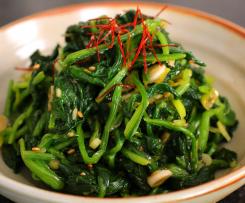 Listový čerstvý špenát nebo kopřiva po bulharsku