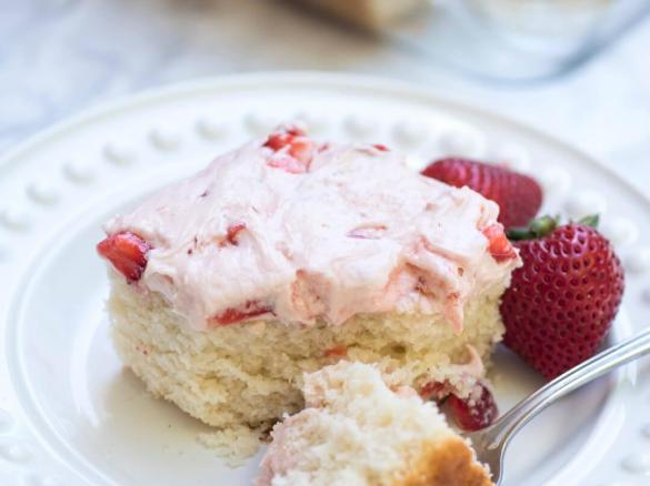 Jahodové řezy se šlehačkou a čokoládou