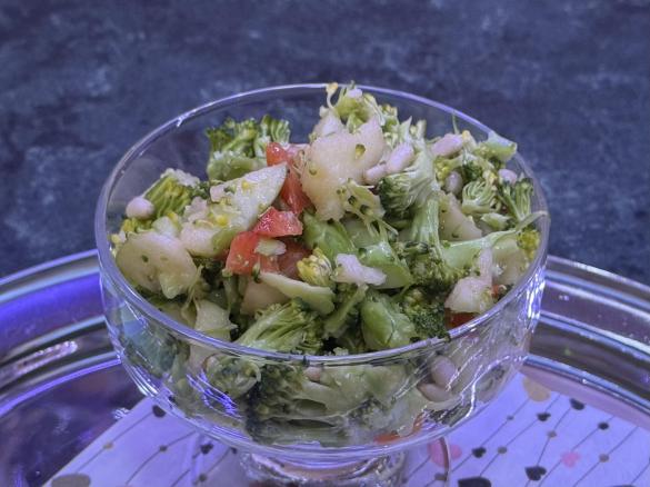 Salát s brokolicí, paprikou a piniemi