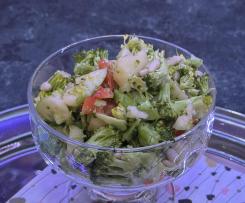 Salát s brokolicí, paprikou a piniemi