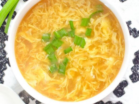 Krupičná polévka s vejcem a vločkami