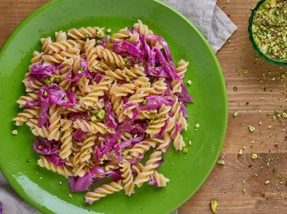 Těstoviny s červeným zelím a pistáciemi