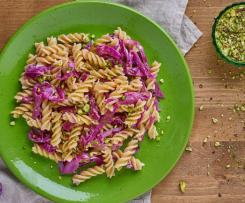 Těstoviny s červeným zelím a pistáciemi