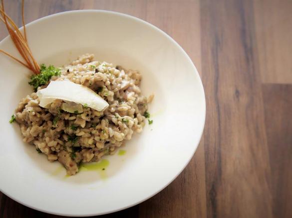 Rýže se slaninou, houbama a parmezanem