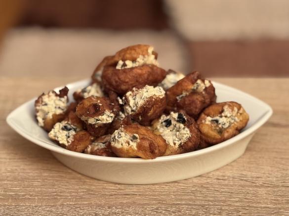 Choux plněné sýrem s olivami