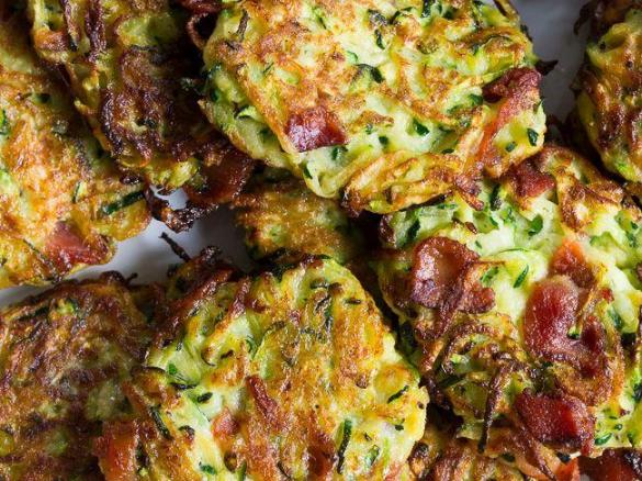 Ovesné placičky s houbami, slaninou a cuketou