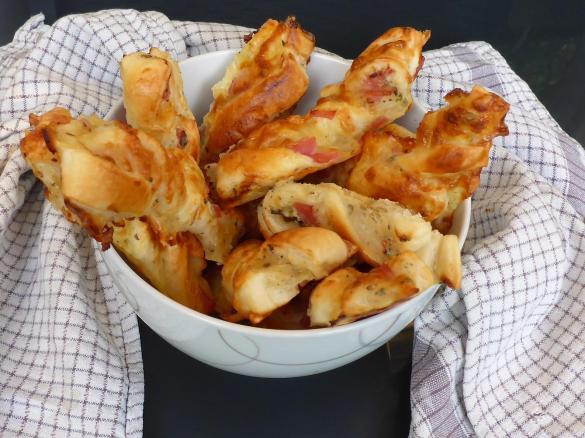 Tyčky z listového těsta sypané sezamem a mákem