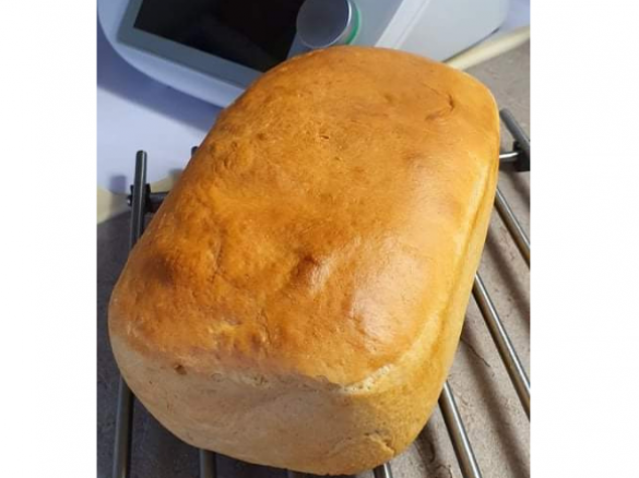 Menší, celozrnný ( toast) toustový chleba - tousťák ála Adi