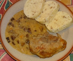 Vepřové na houbách s chlebovým knedlíkem